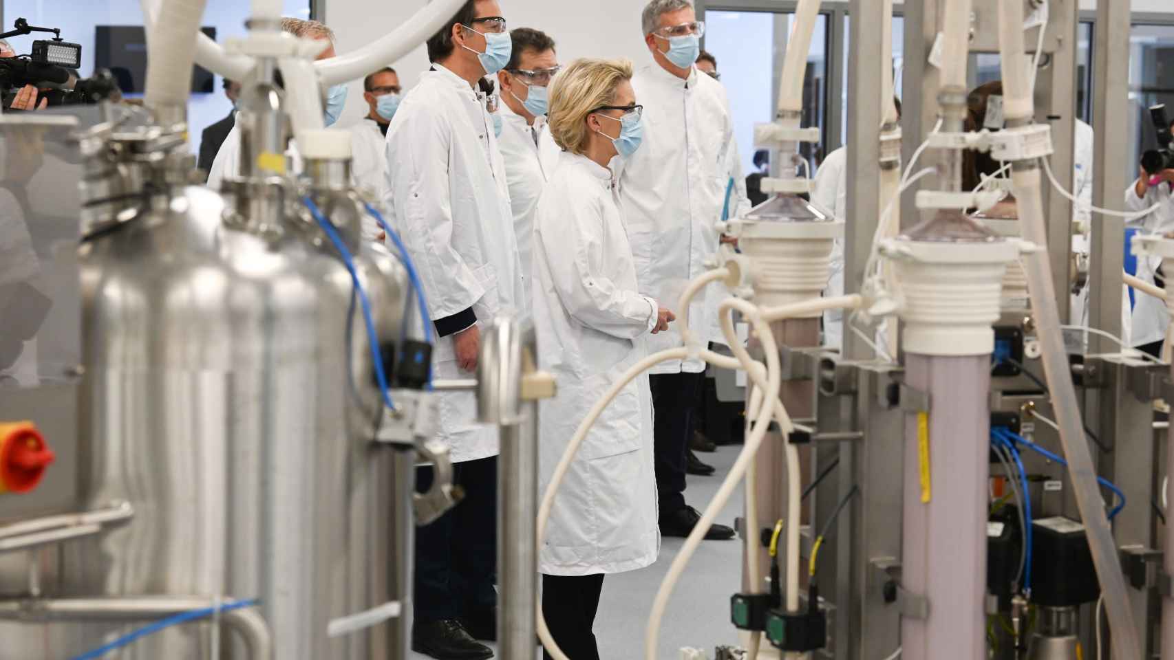 Ursula von der Leyen, durante una visita a la planta de Pfizer en Puurs (Bélgica)
