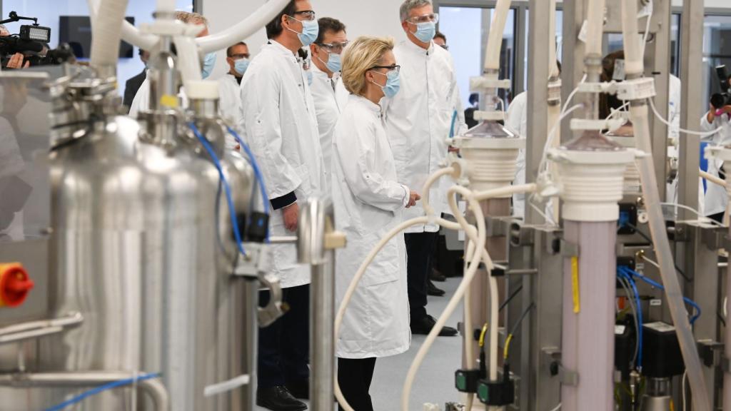 Ursula von der Leyen ha visitado este viernes la planta de Pfizer en Puurs