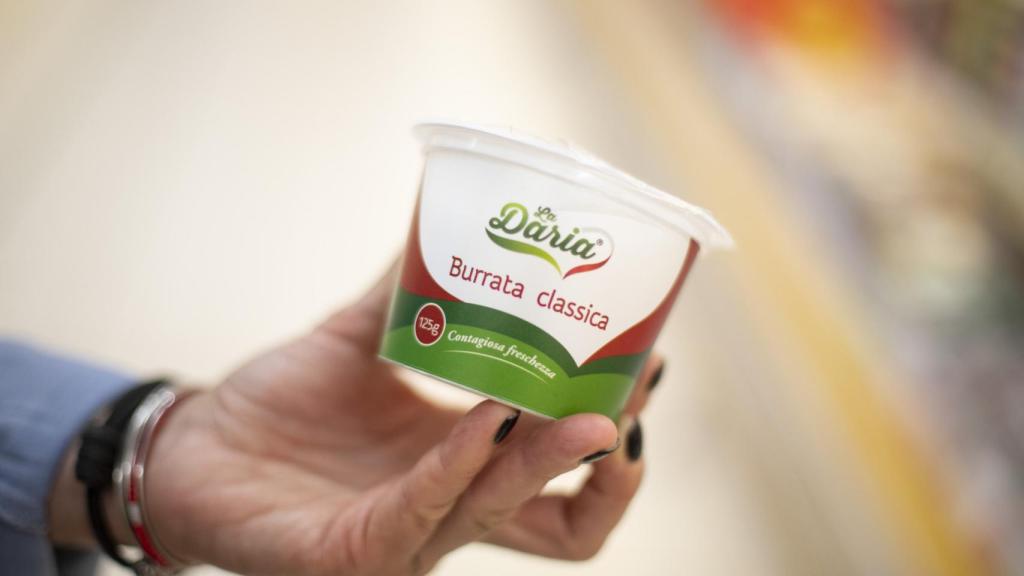 Para la ensalada de arroz, la chef Bárbara usará una burrata de la marca La Daria.