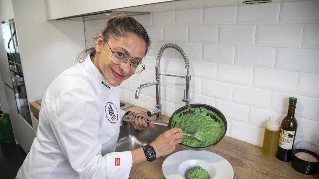 La chef Bárbara emplatando el risotto con espinacas y queso parmigiano.