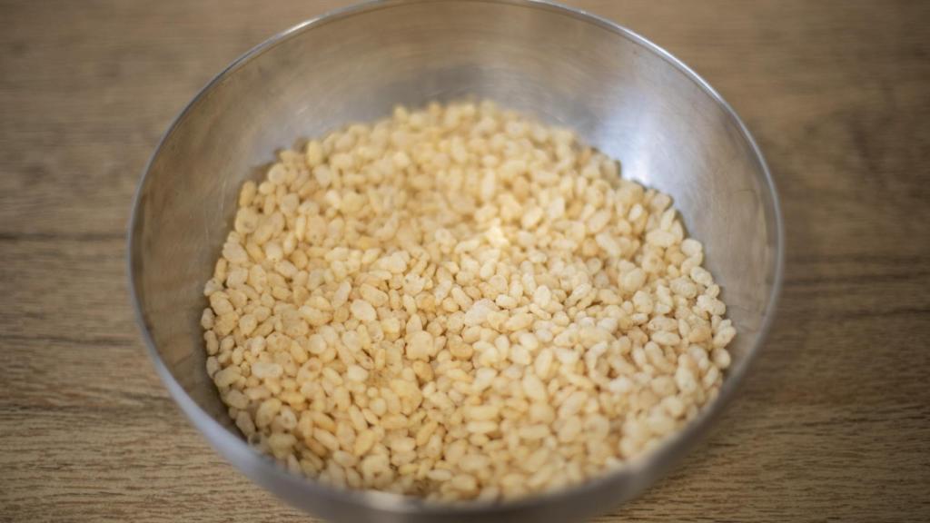 El arroz inflado hecho por la chef Bárbara a partir de arroz integral es la base de su postre.