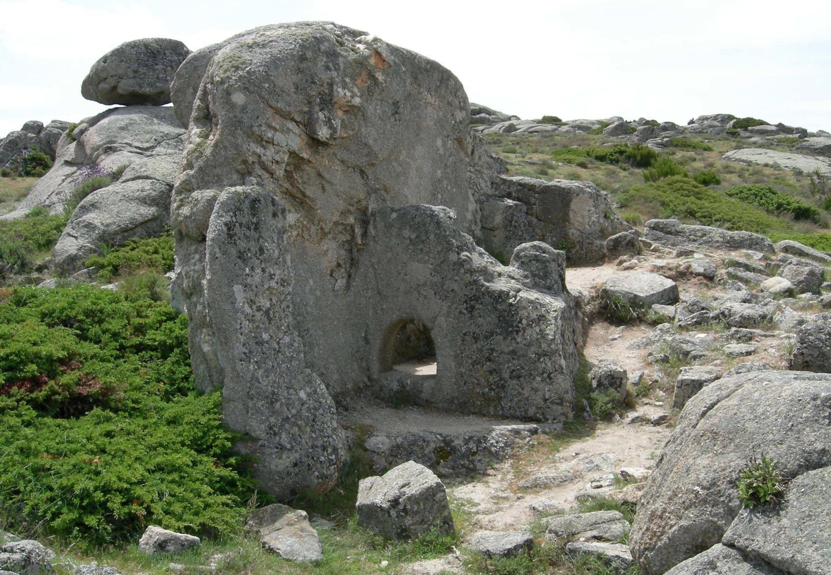 Vista de la sauna iniciática del castro. A la izquierda se observa el espacio destinado al horno.