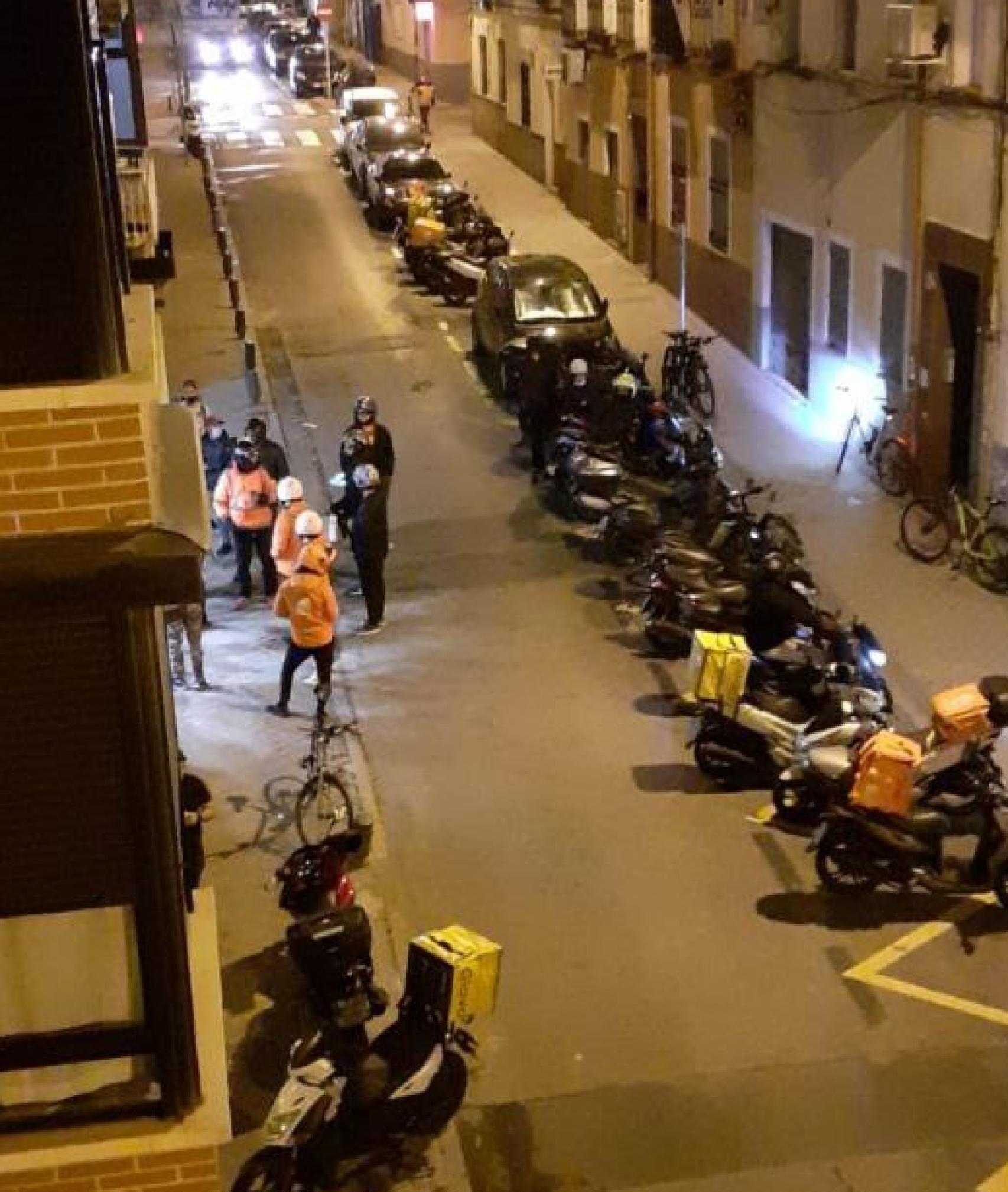 Motoristas y 'riders' esperando a recoger pedidos en la Calle José Calvo 10.