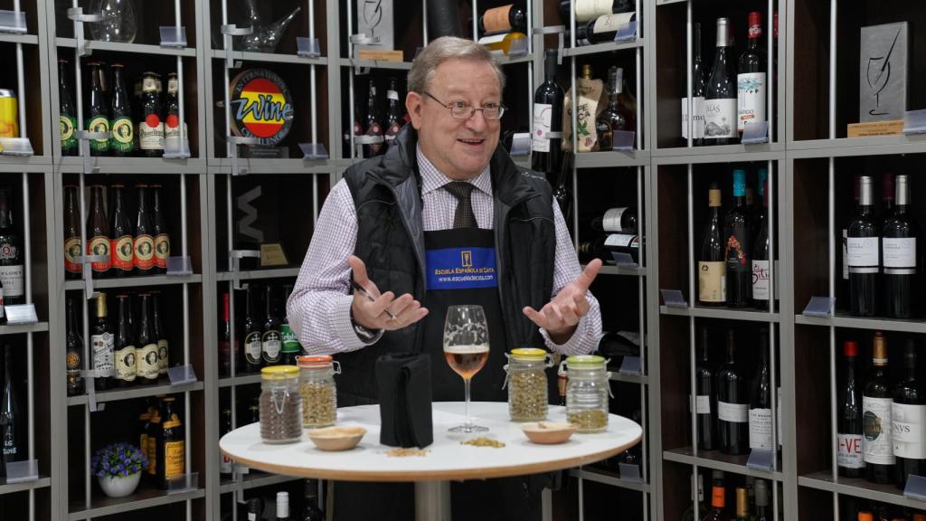 El analista sensorial, Carlos Gómez, explica los matices que percibe en las cervezas probadas.