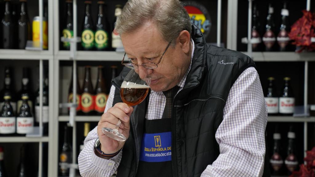 El experto Carlos Gómez huele cada una de las cervezas durante la cata para detectar sus aromas.