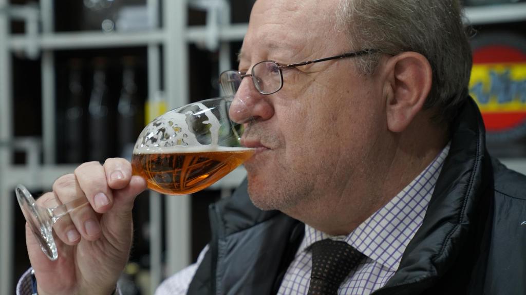 El analista sensorial, Carlos Gómez, probando una de las cervezas durante la cata.