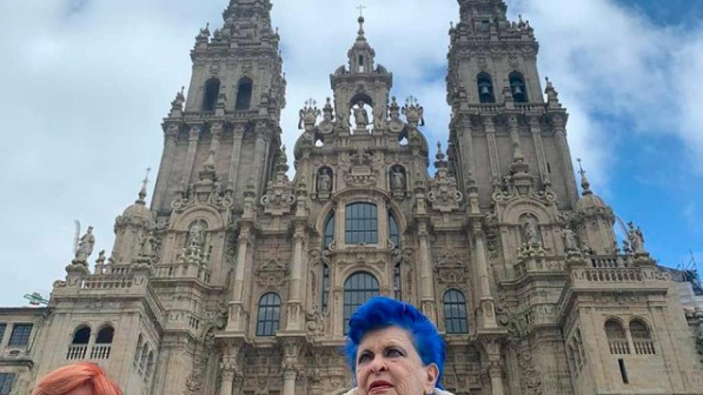 Tuana y Lucía Bosé frente al Pórtico de Gloria de la Catedral de Santiago.