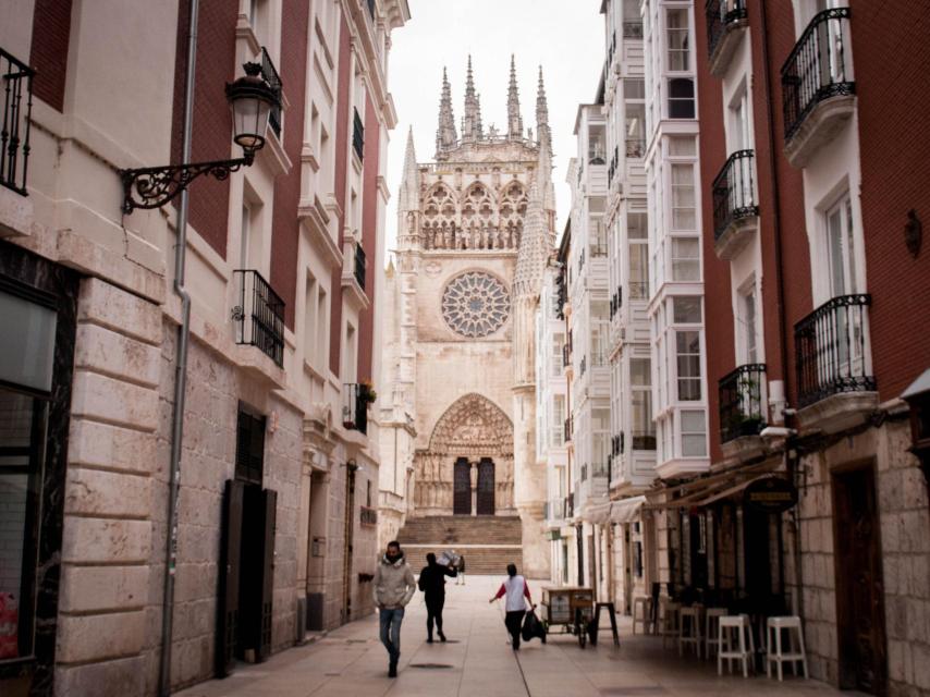 El templo visto desde la Plaza del Rey San Fernando.