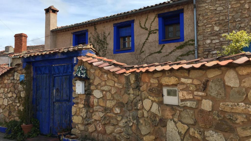La Casa Azul de Brieva donde Lucía Bosé vivió los últimos 23 años de su vida, hoy a la venta por 495.000 euros.