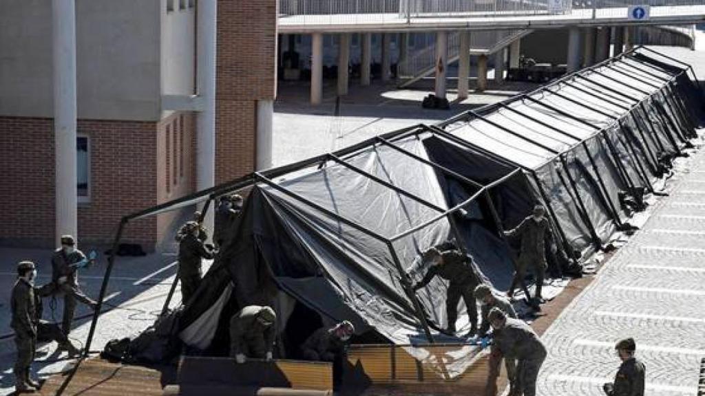 Un día después del fallecimiento de Lucía Bosé, el Ejército instaló en el Hospital de Segovia un hospital de campaña para atender a los enfermos de Covid.