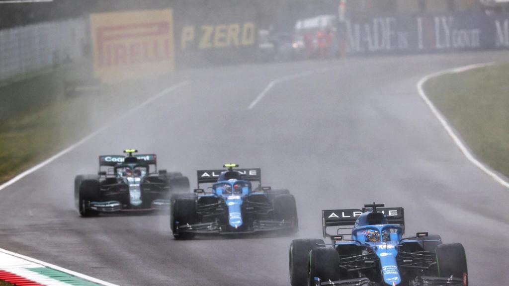 Fernando Alonso y Ocon ruedan entre la lluvia de Imola
