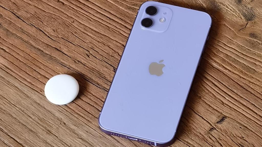 AirTag y iPhone 12 púrpura.
