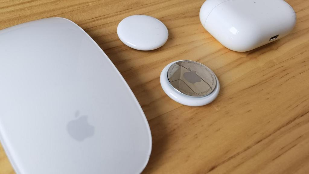 Dos AirTag entre AirPods Pro y Magic Mouse.
