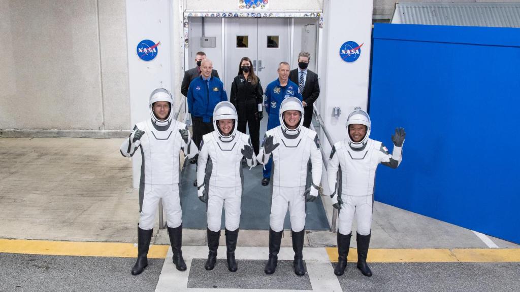 Astronautas de la Crew-2 dirección a la plataforma de lanzamiento