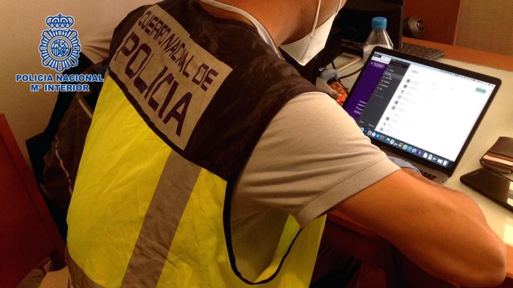 Un policía nacional investigando material pedófilo en un ordenador.