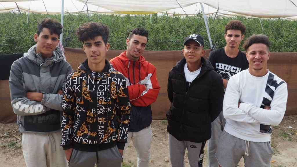 Seis de los ocho chicos marroquíes con los que EL ESPAÑOL se entrevistó este pasado jueves.