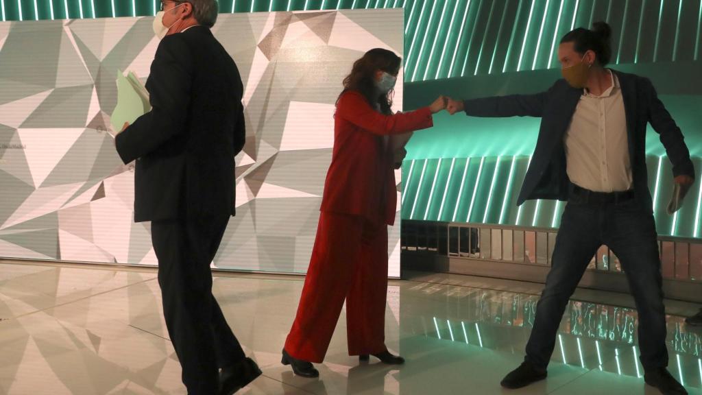 Iglesias y García se despiden tras el debate de candidatos.