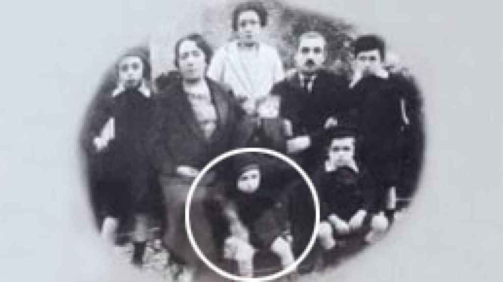 La madre de Albert Bourla, en un círculo, en una foto de familia (Archivo de Bourla)