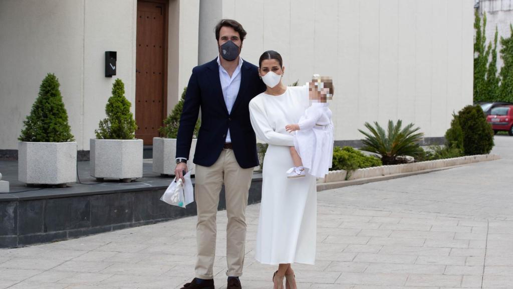 Elena Tablada y Javier Ungría posando para los medios junto a su hija Camila.