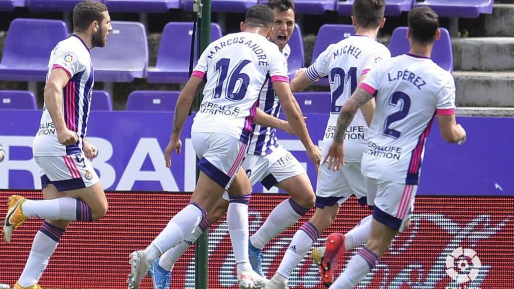 Los jugadores del Valladolid celebran el gol de Óscar Plano