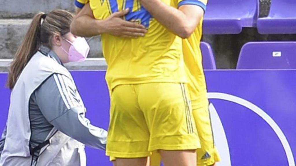 Alejo felicita a Cala por su gol con el Cádiz en Pucela