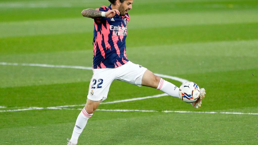 Isco Alarcón realiza un control en el calentamiento