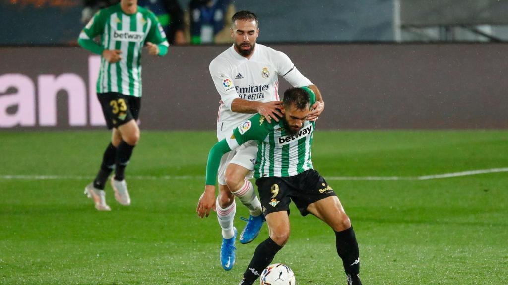 Dani Carvajal disputa un balón con Borja Iglesias