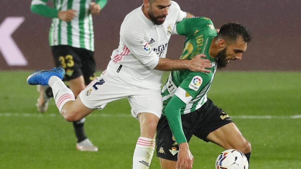 Dani Carvajal disputa un balón con Borja Iglesias