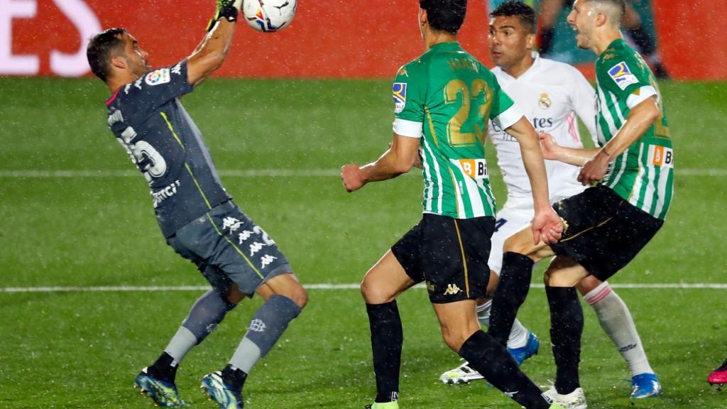Claudio Bravo detiene un balón frente a Casemiro