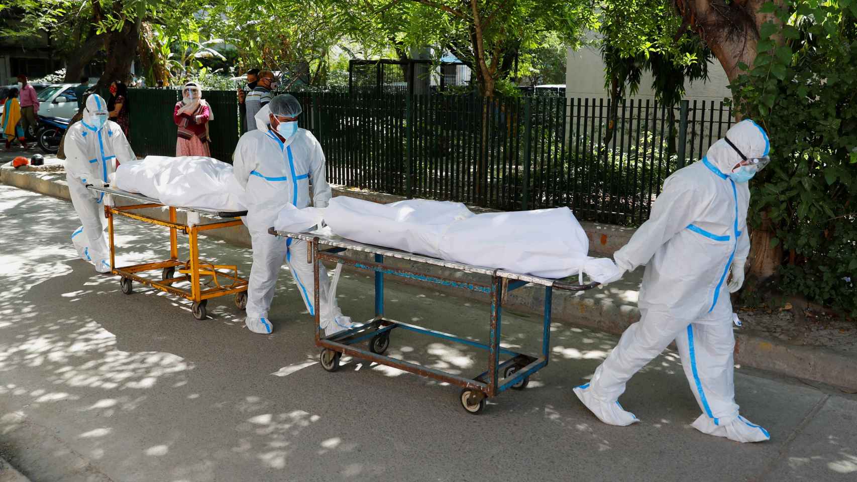 Trasladan cadáveres de personas que fallecieron por coronavirus en el hospital Guru Teg Bahadur, Nueva Delhi.