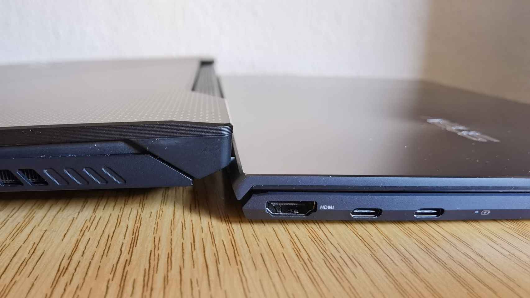 Comparar el Zephyrus Duo con el ZenBook 13 vale para hacernos una idea de su tamaño