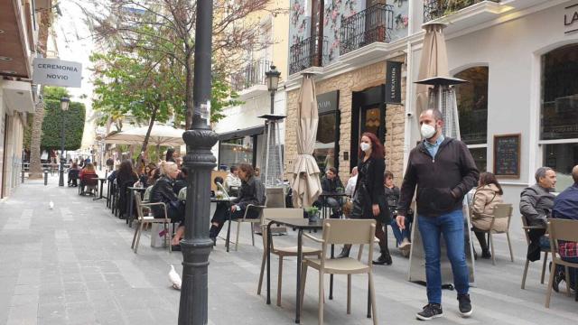 Locales de la calle Castaños, en Alicante, este fin de semana.