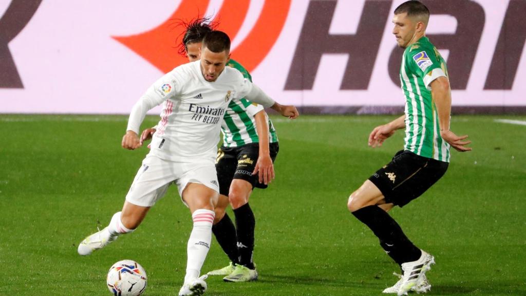 Hazard frente a la defensa del Betis