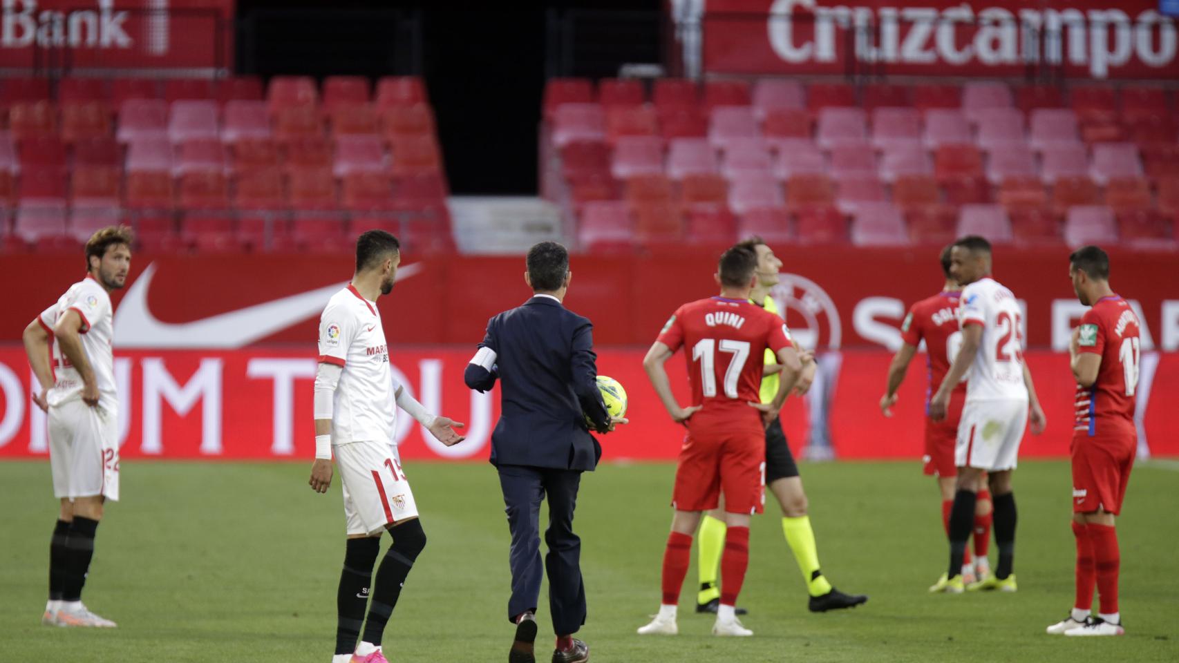 Los jugadores del Sevilla y Granada hablan con De Burgos Bengoetxea