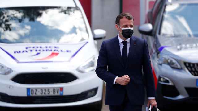 Emmanuel Macron en una visita reciente a una comisaría de policía en Montpellier.