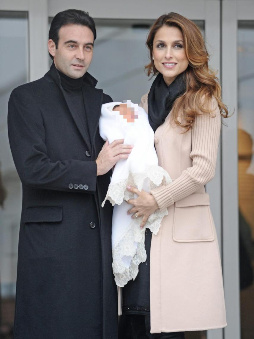 Enrique Ponce y Paloma Cuevas, el día que presentaron en sociedad a su pequeña Bianca.