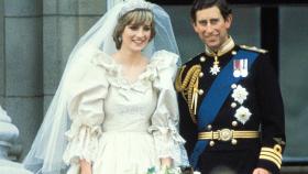 La princesa Diana de Gales y el príncipe Carlos de Inglaterra el día de su boda.