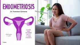 Una mujer con fuertes dolores en la tripa, uno de los síntomas más habituales de la endometriosis.