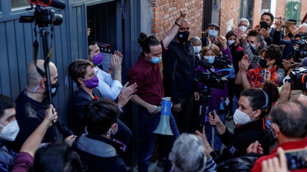 Pablo Iglesias, este lunes con sus simpatizantes en Tetuán.