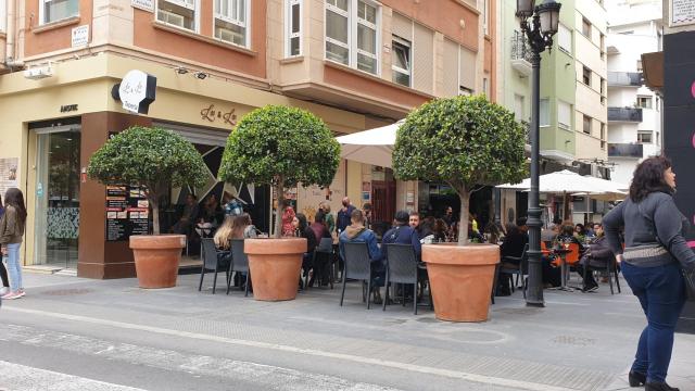 Terrazas llenas en la calle Castaños durante el tardeo de este sábado.