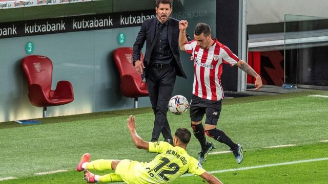 El 'Cholo' Simeone observa una acción defensiva de Renan Lodi