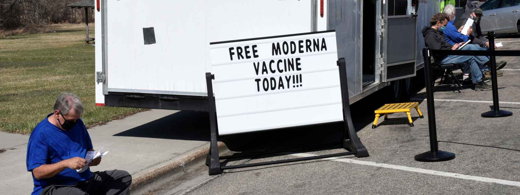 Camioneros esperan su turno para recibir la vacuna en Dakota del Norte.