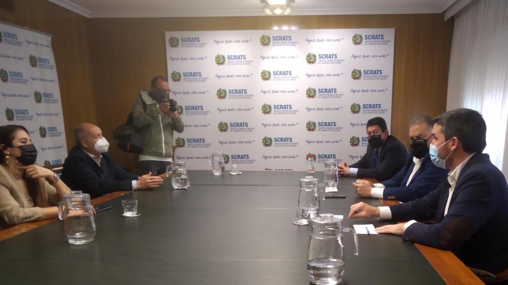 La consejera de Agricultura de Valencia cara a cara con el consejero de Agricultura en Murcia.