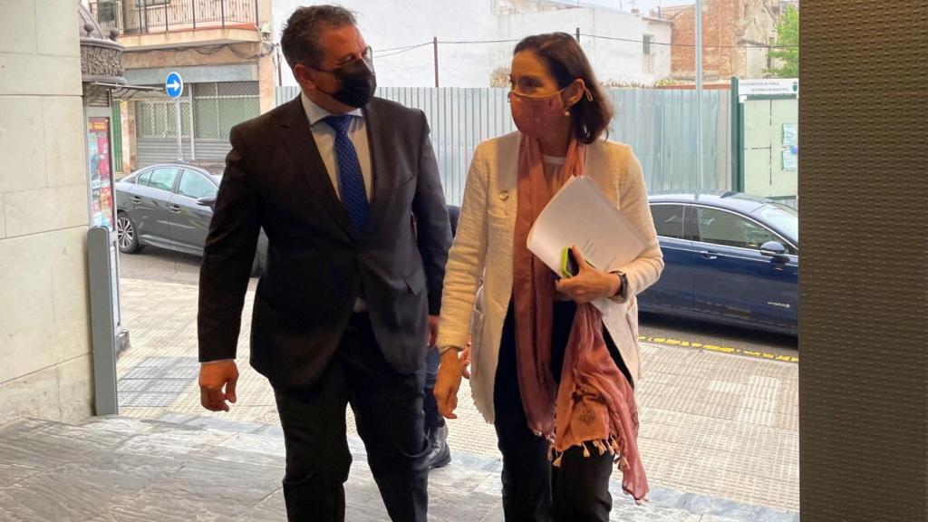 La ministra de Industria, Reyes Maroto, junto al alcalde de Parla, Ramón Jurado.