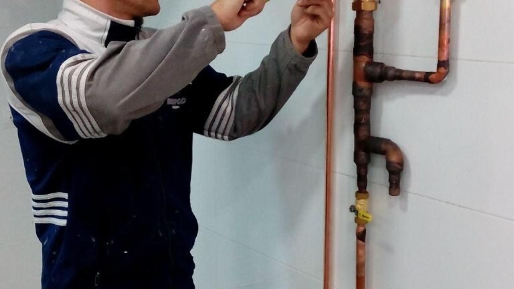 Un fontanero trabajando.