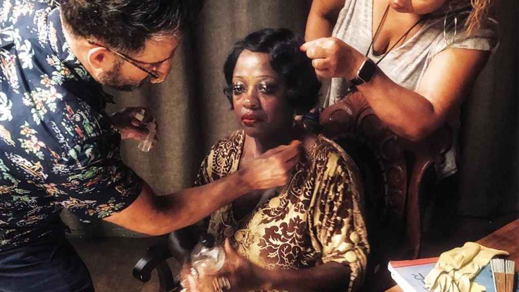 Sergio López Rivera maquillando a Viola Davis