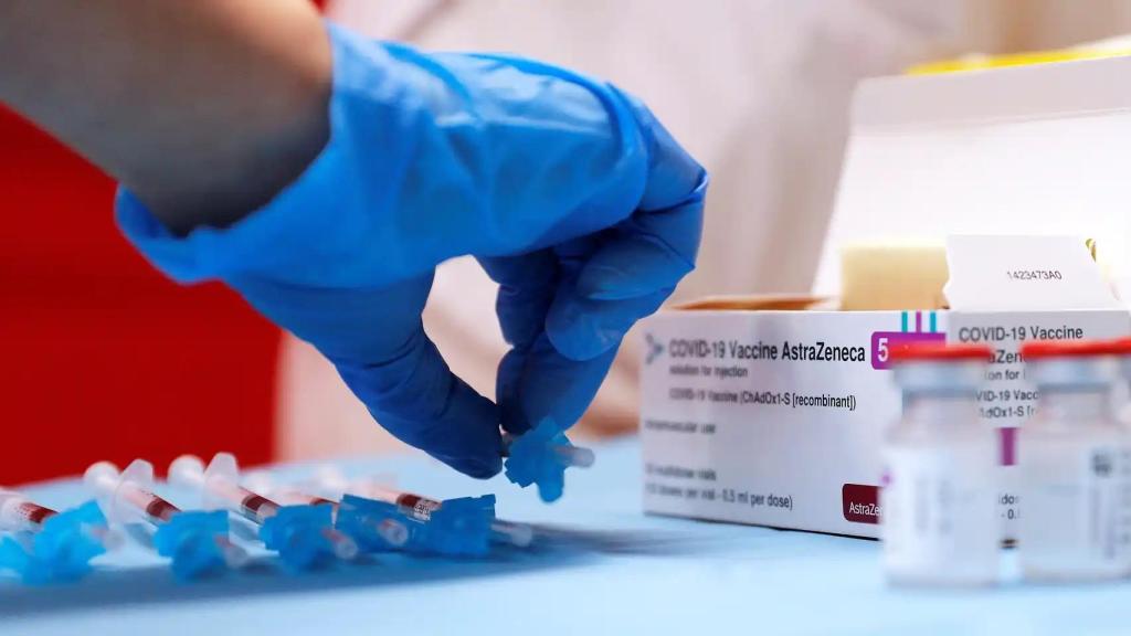 Un sanitario prepara una vacuna de AstraZeneca