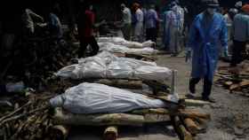 Varios cuerpos esperando a ser cremados en la India.