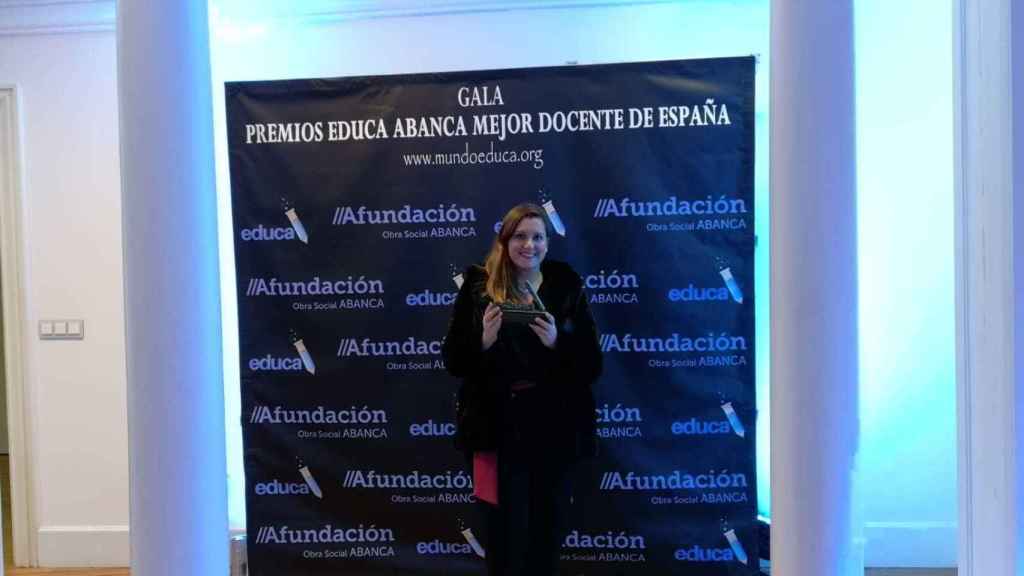 María con el Premio Educa ABANCA a la Mejor Profesora de FP.