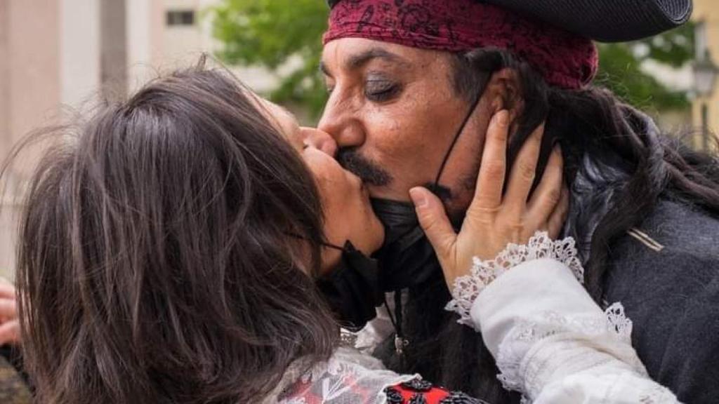 Berto y María dándose un beso tras su 'no' boda